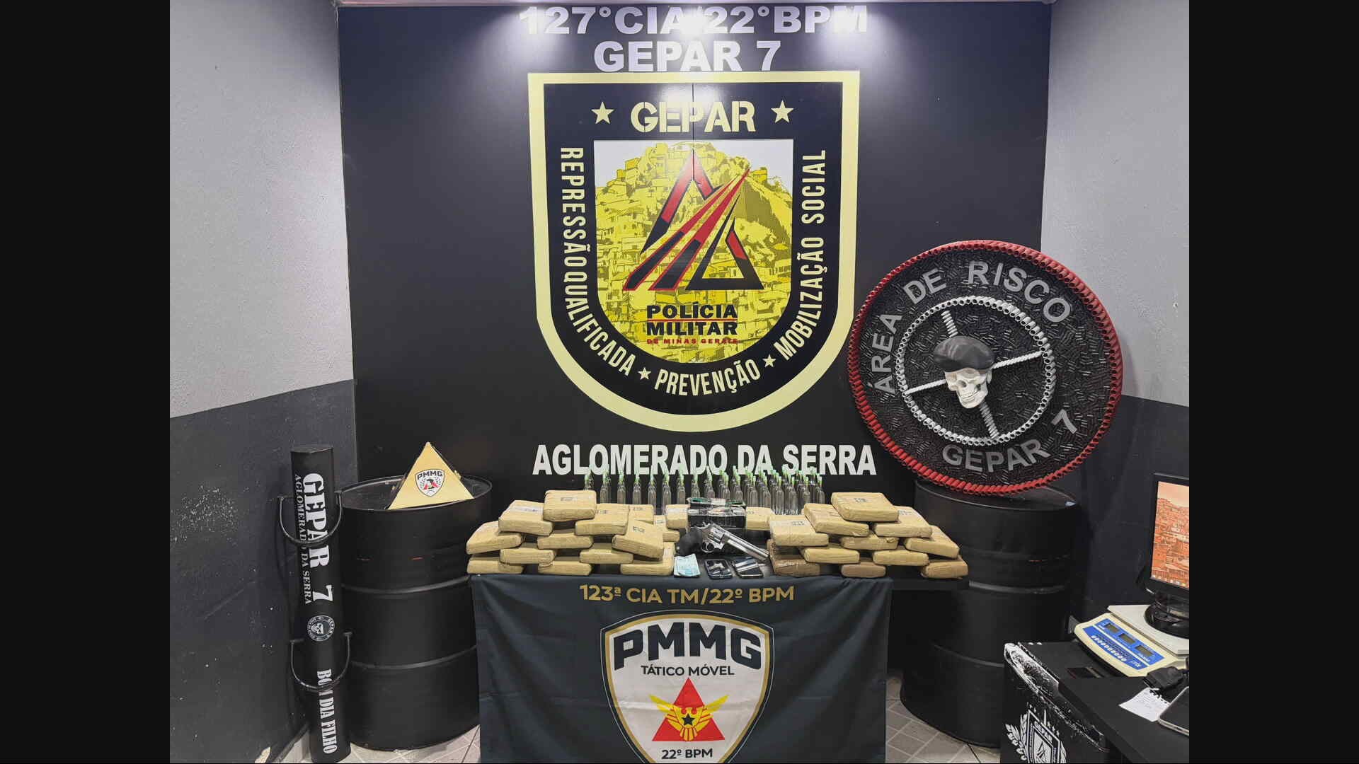 Homem é preso e dois menores apreendidos com drogas e arma em BH