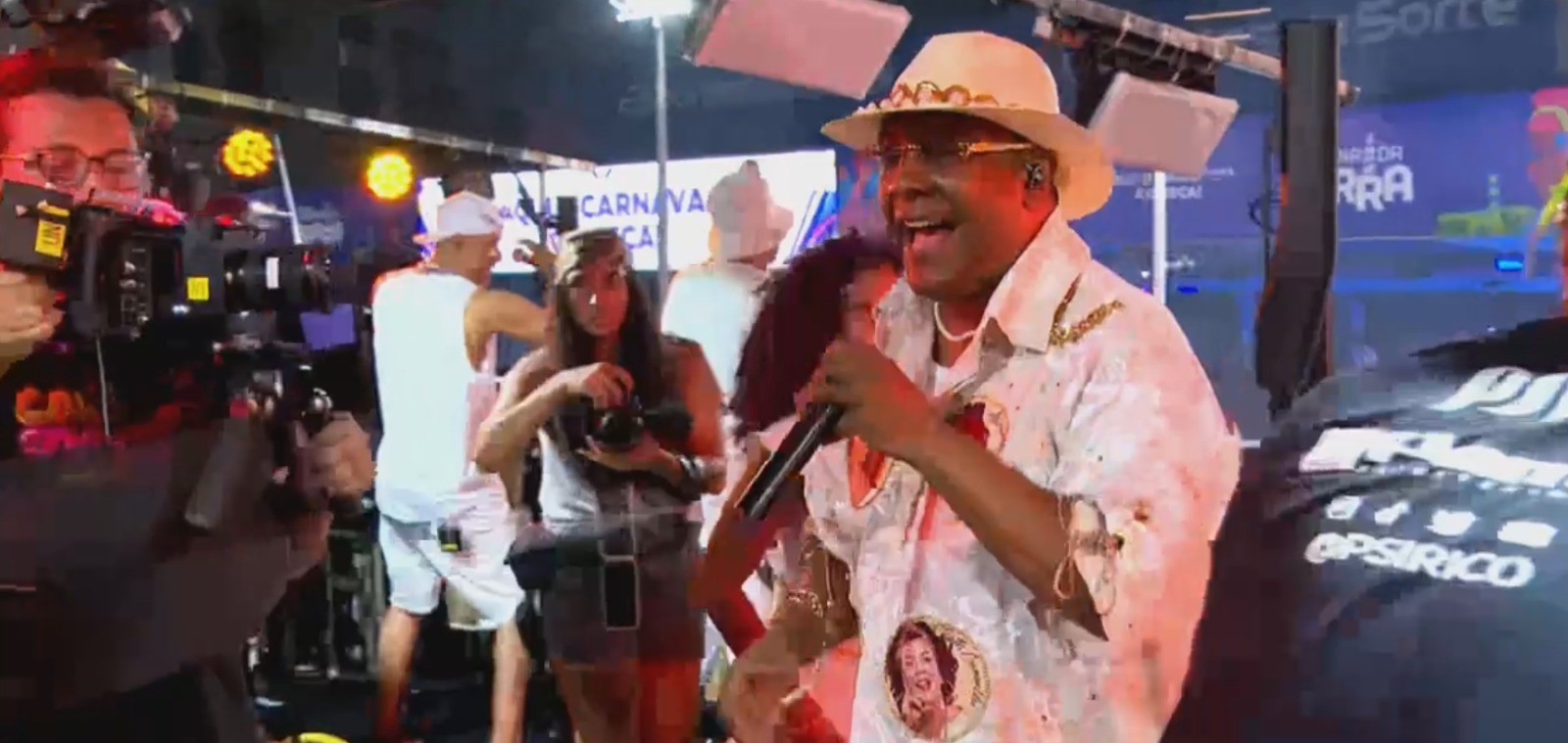 Márcio Victor interrompe desfile no circuito Barra-Ondina e reclama da postura de policiais no carnaval de Salvador