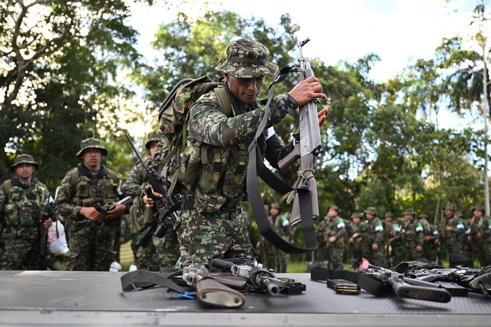 Noventa e nove guerrilheiros da CNEB entregam armas em região de selva no sul da Colômbia
