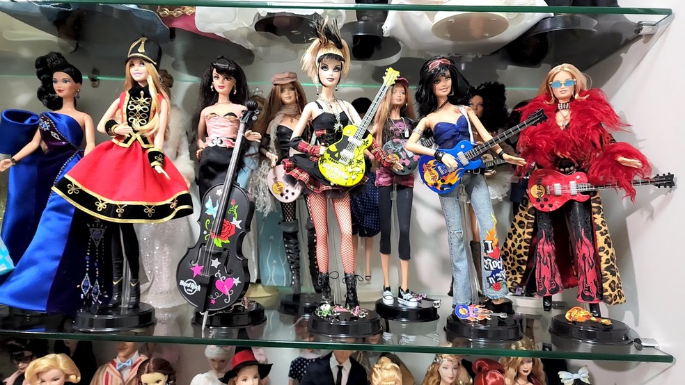 Colecionadores de Barbies no ES têm bonecas raras, folheadas a ouro e até  passistas de carnaval, Espírito Santo, roupa de barbie boneca 