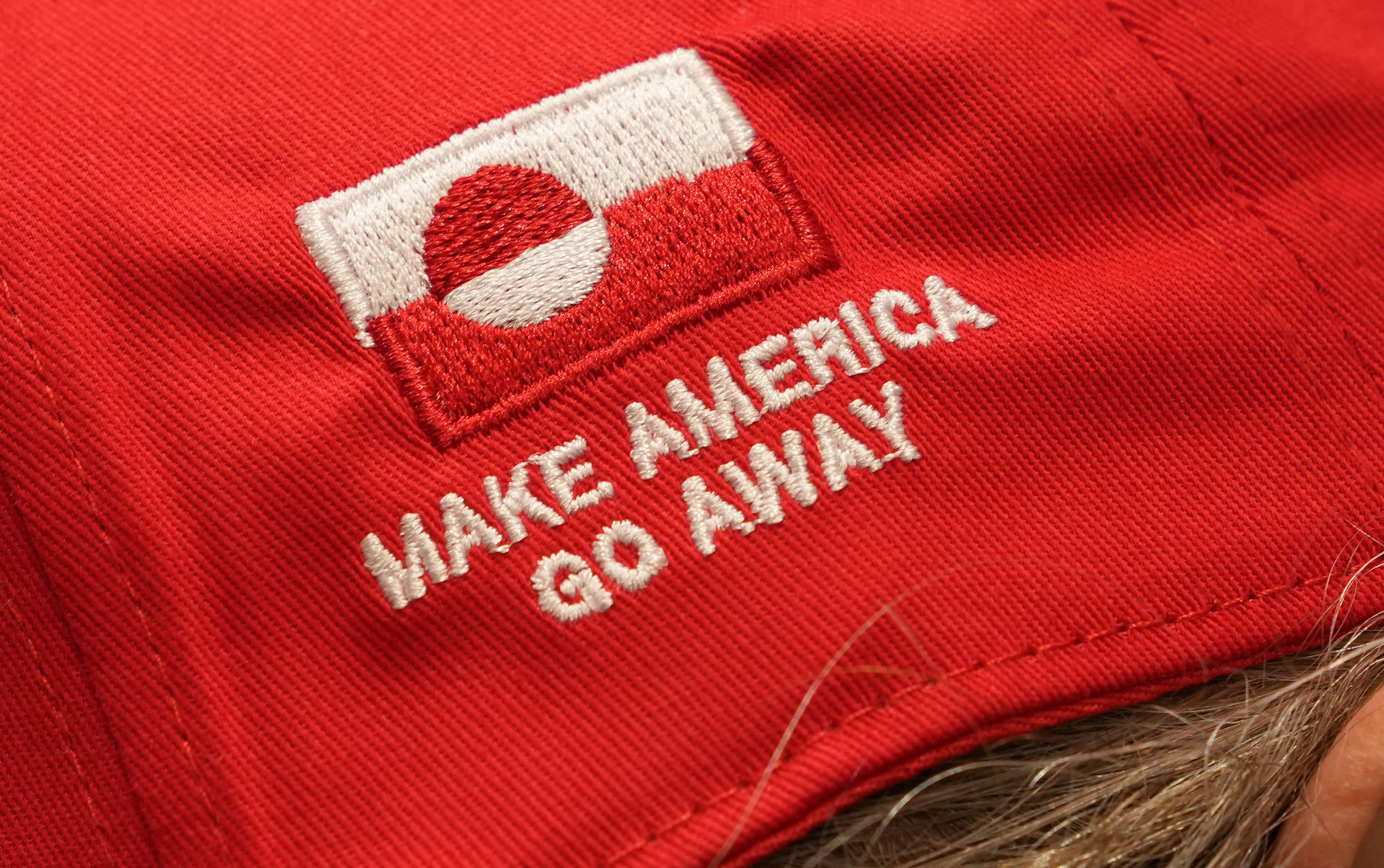 'Make America Go Away': lema 'MAGA' ganha novo significado em bonés de manifestantes europeus contra Trump