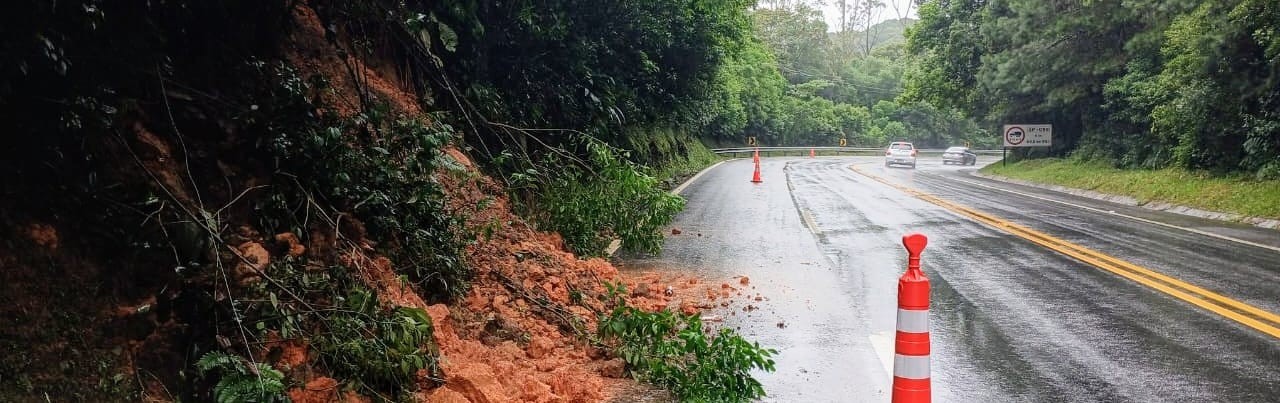 Mogi-Bertioga tem faixa interditada após escorregamento de sedimentos na pista