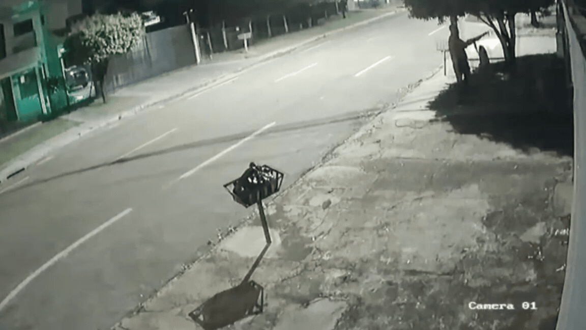 Bombeiro militar é preso após atirar em frente a casa enquanto mulher e bebê estavam no local