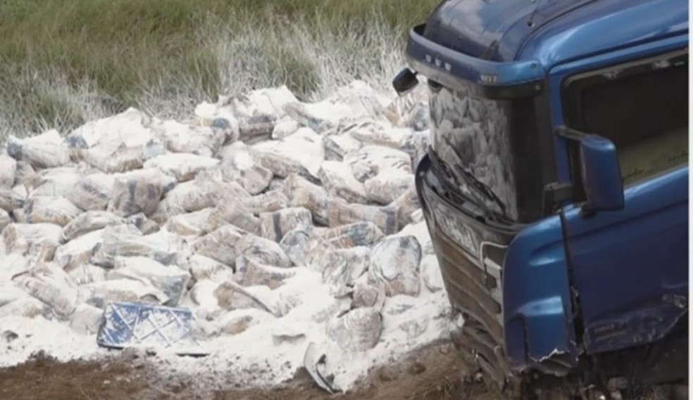 Acidente entre carro e carreta acontece em estrada da Bahia — Foto: TV Bahia