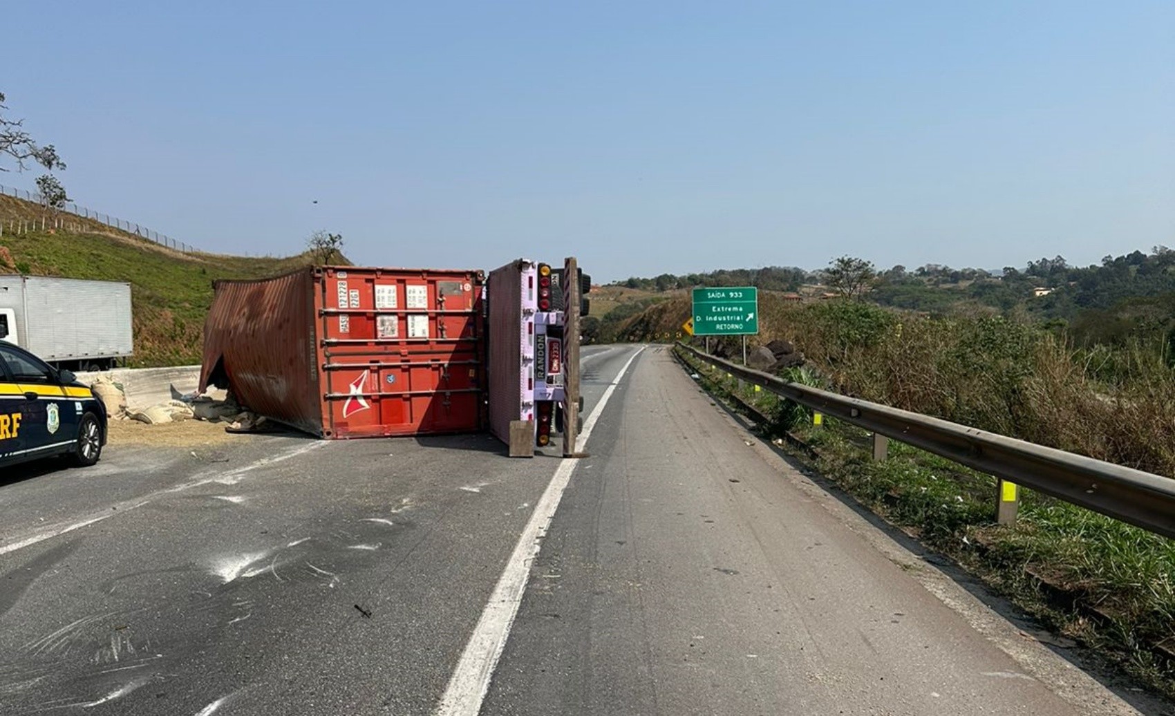 Tombamento de carreta com grãos de café causa interdição na Fernão Dias, em Extrema, MG