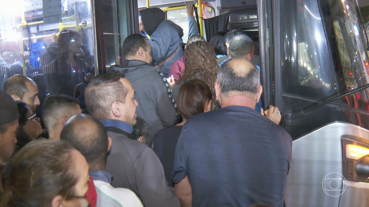 Funcionários de Metrô, CPTM e Sabesp decidem encerrar greve