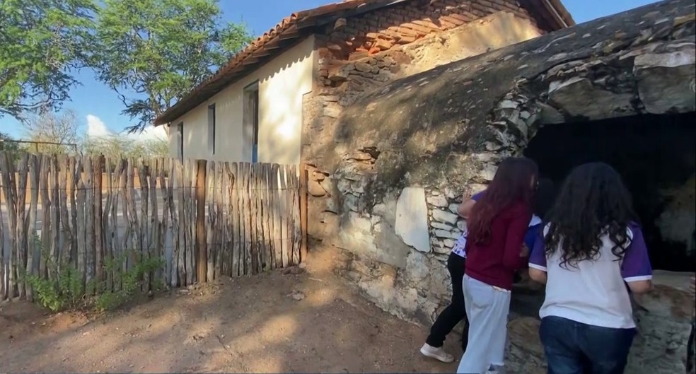 Professora de Remígio leva estudantes do município para conhecer fazenda que foi usada para a reprodução sistemática de pessoas escravizadas — Foto: TV Cabo Branco/Reprodução