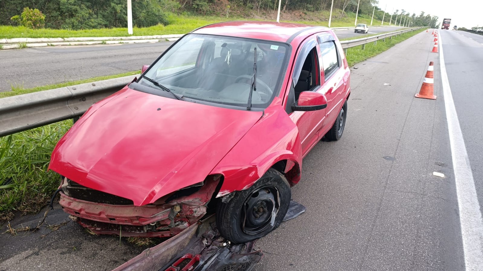 Motorista de carro é preso por dirigir embriagado e bater na divisória da pista na Via Dutra, em Resende