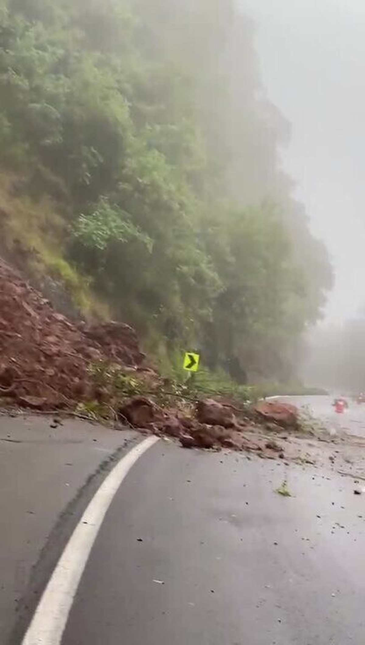 Deslizamento bloqueia ERS-400 entre Candelária e Sobradinho, Rio Grande do  Sul