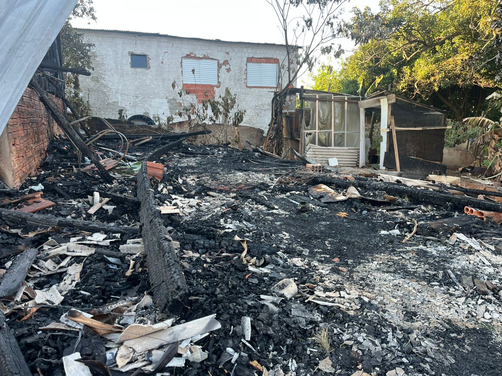 VÍDEO: Chamas destroem casa de madeira em Botucatu; morador de 75 anos morreu 