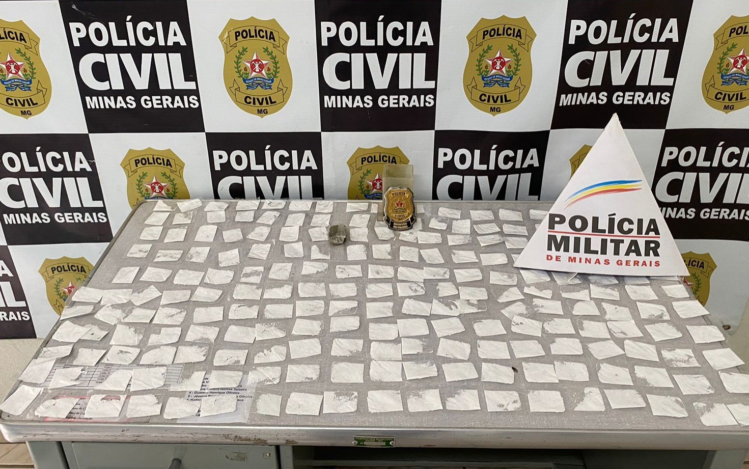 Mais de 200 papelotes de cocaína são encontrados em sala de quadra de esportes em Pains