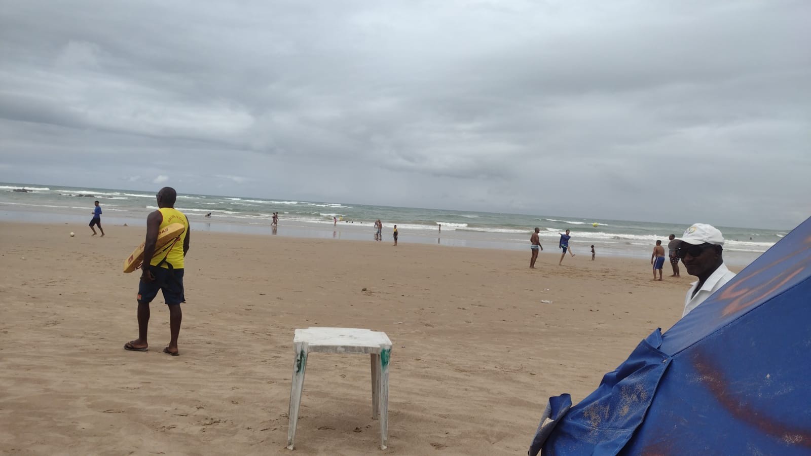 Adolescente morre afogado em praia de Salvador