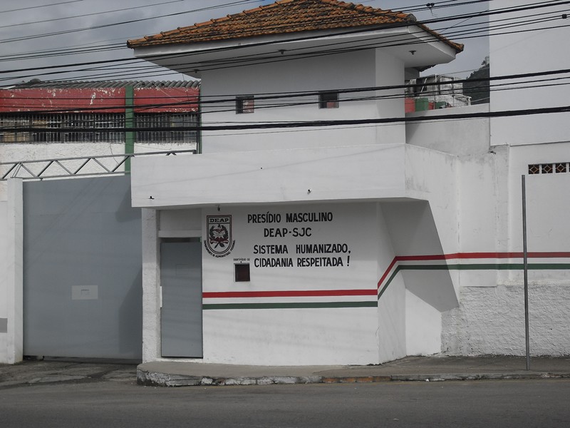 Três detentos fogem do presídio de Florianópolis; unidade tem operação pente-fino 