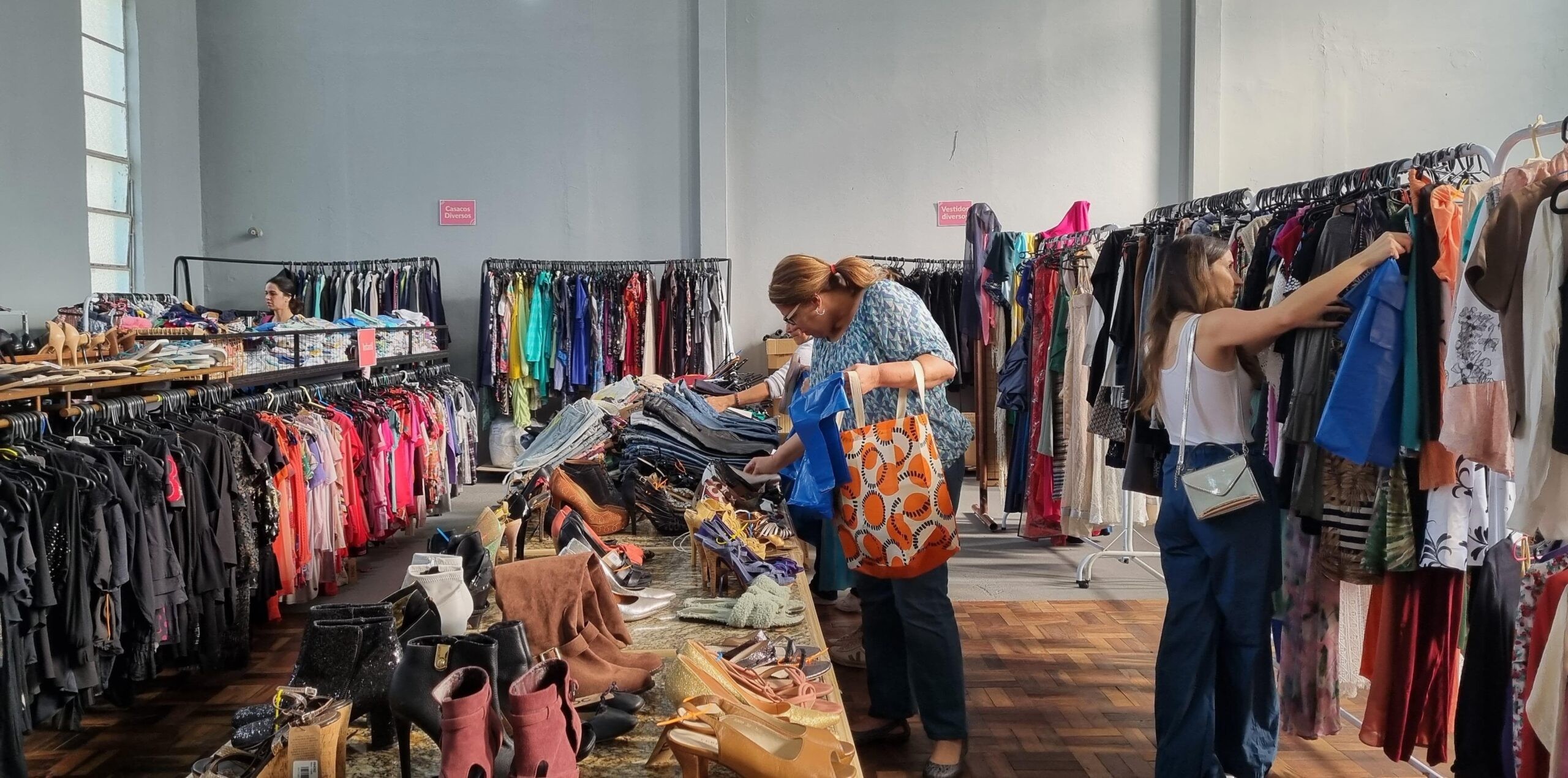 Bazar em Curitiba oferta peças de roupas com preços de R$ 10 a R$ 50 ...