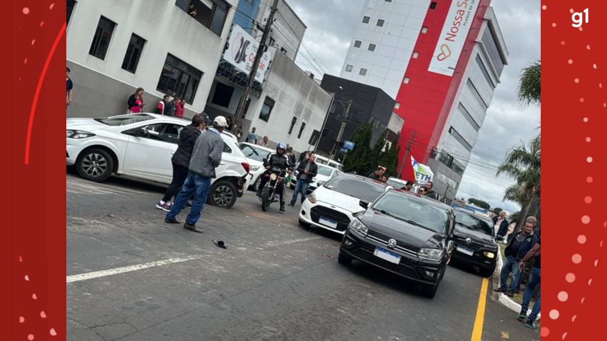 Motorista de carro carregado com cocaína provoca acidente entre cinco veículos em frente a hospital ao tentar fugir da polícia, no Paraná 