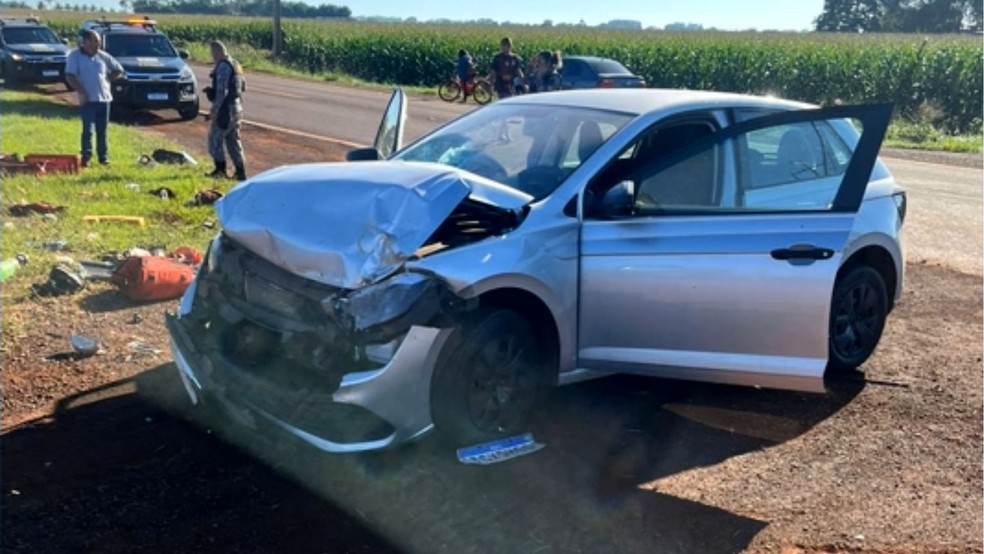 Carro dirigido pelo cantor Hugo  Foto: Reprodução/TV Anhanguera