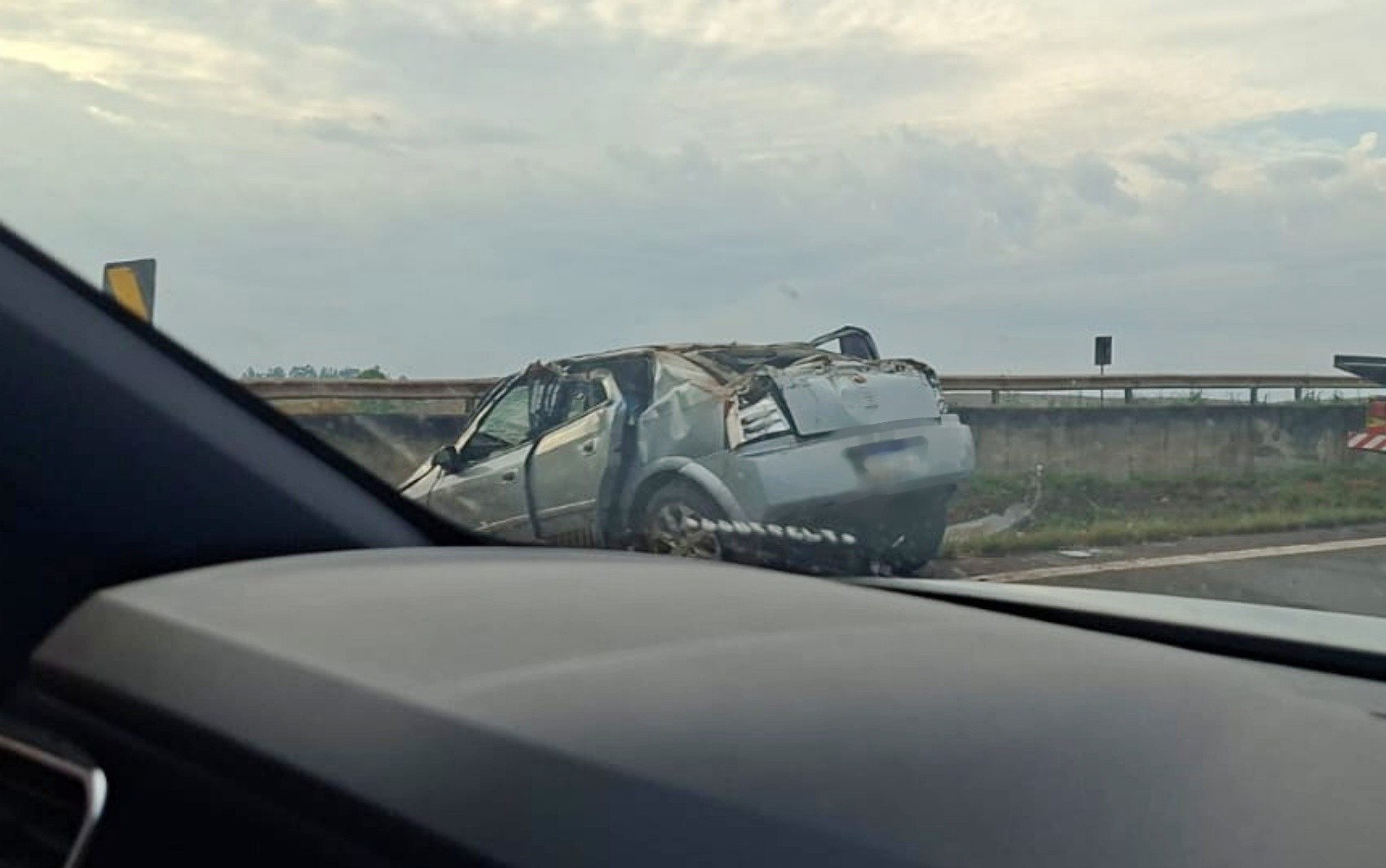 Capotamento de carro deixa mulher em estado grave na Fernão Dias, em Campanha, MG