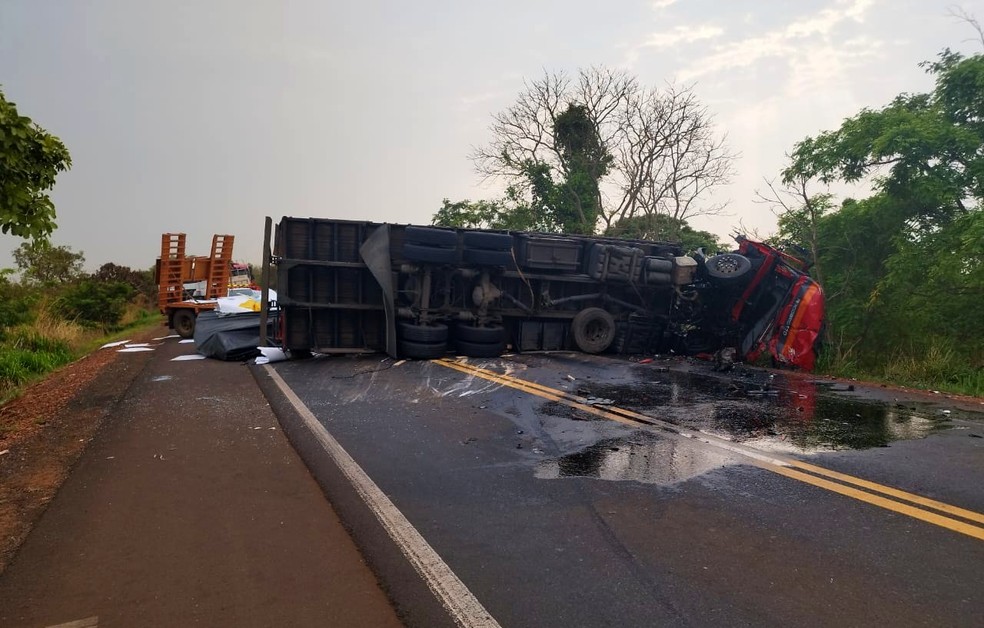 Acidente entre caminh&otilde;es na BR-153 em Frutal &mdash; Foto: PRF/Divulga&ccedil;&atilde;o
