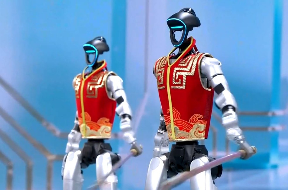 Robôs humanoides em demonstração de artes marciais em programa de TV chinesa — Foto: Reprodução/CCTV