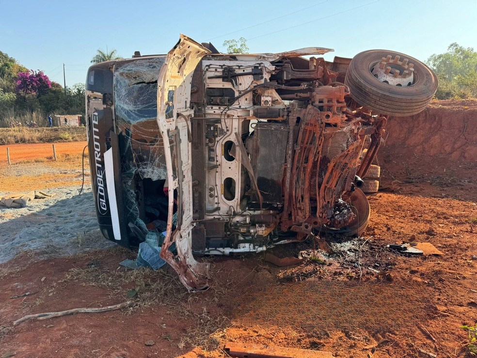 Carreta envolvida em acidente na BR-354, em Bambuí — Foto: Polícia Militar Rodoviária (PMRv)/Divulgação