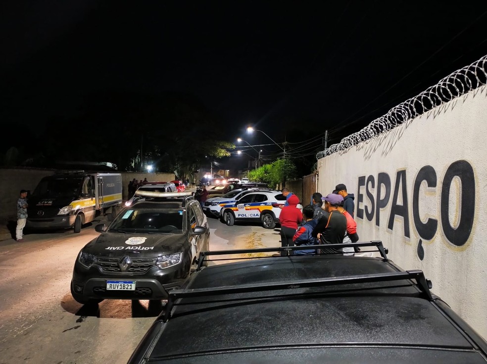 Chacina em Ribeirão das Neves mobilizou várias equipes de polícia — Foto: Henrique Campos/TV Globo