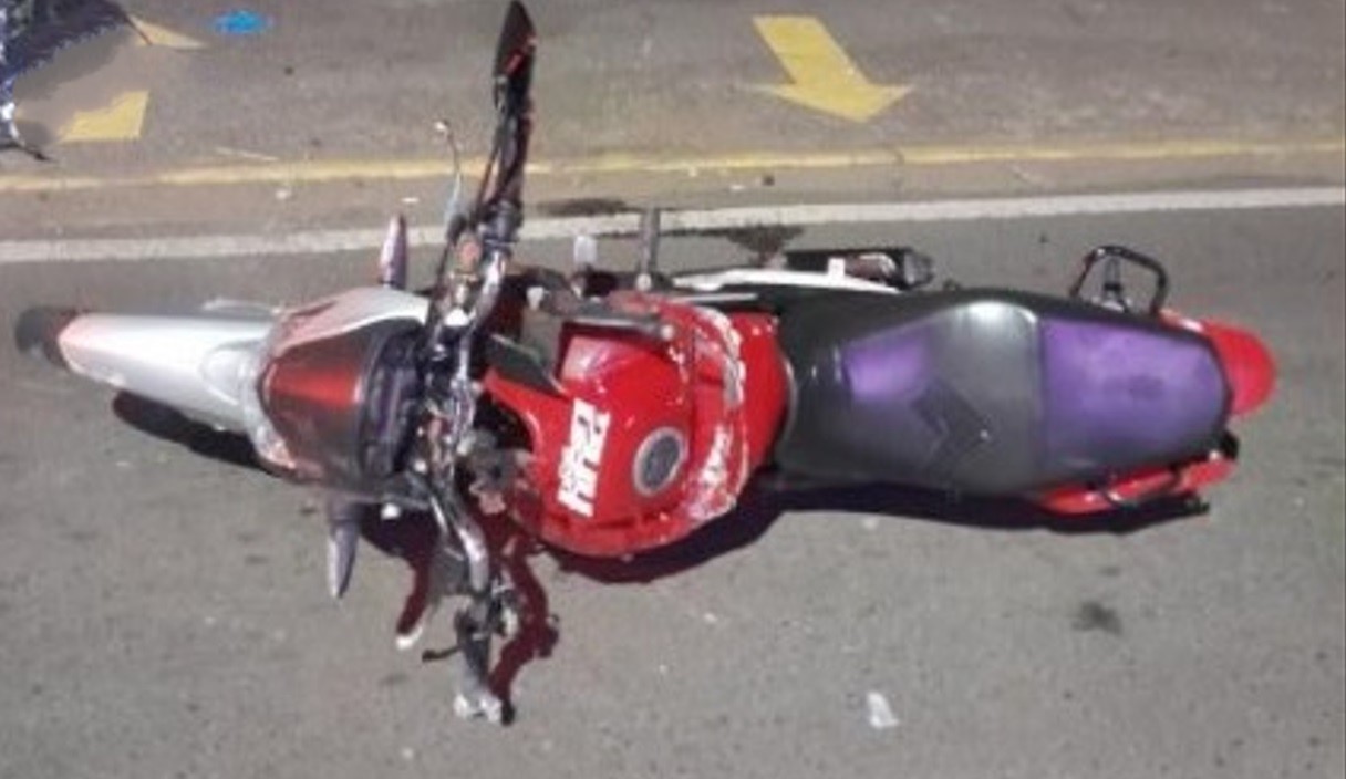 Casal de jovens morre após motocicleta bater contra parede de comércio em avenida de Piracicaba