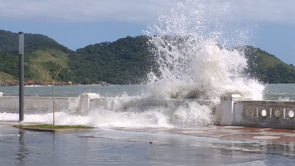 Com ventos fortes e mar agitado na Baía de Todos-os-Santos, ondas