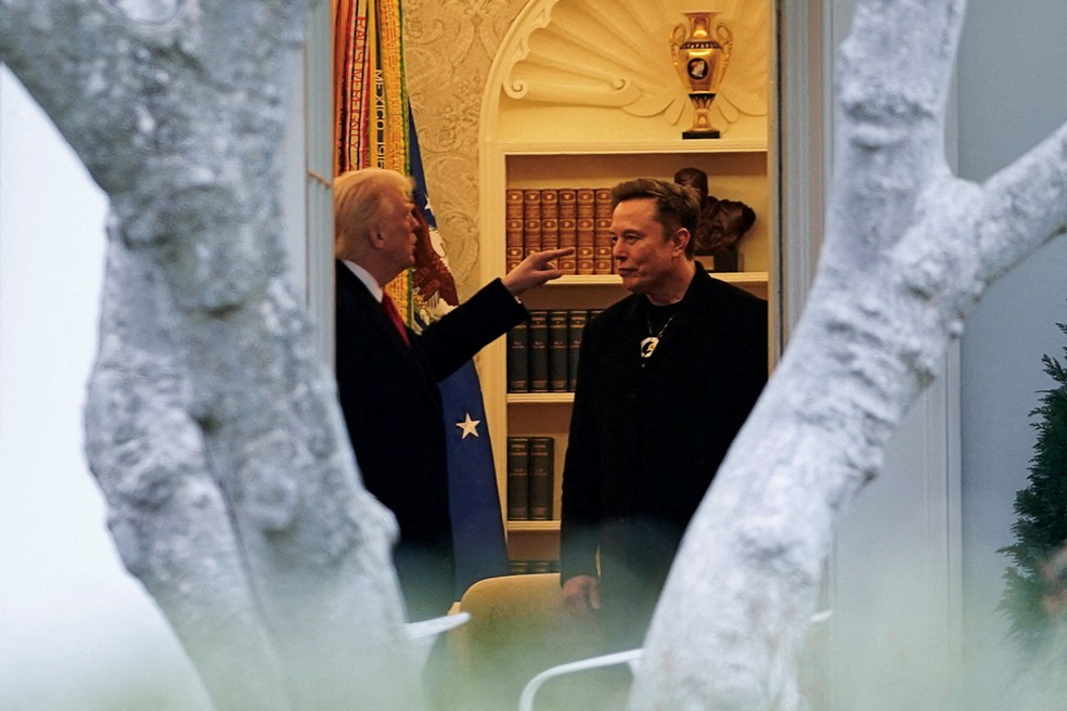 ARQUIVO: O presidente dos EUA, Donald Trump, conversa com Elon Musk com o dedo em riste na Casa Branca, em Washington DC — Foto: Nathan Howard/Reuters
