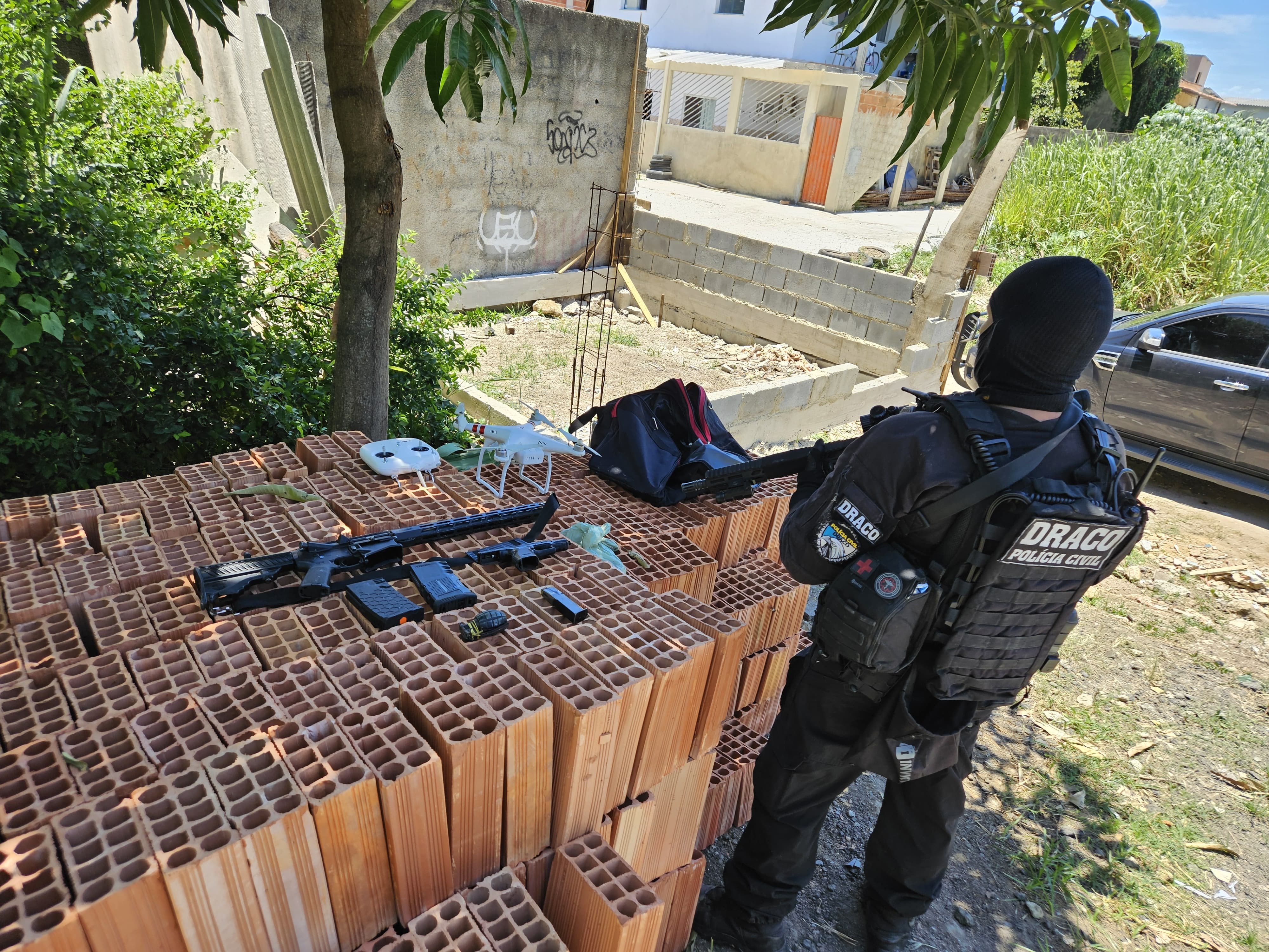 Suspeitos de integrar a milícia são presos com fuzis e drone na Zona Oeste do Rio