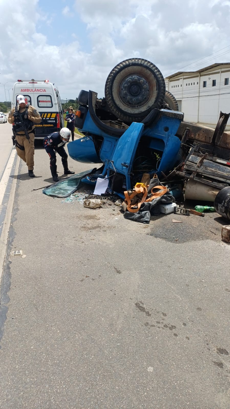 Homem morre após caminhão capotar na BR-101, na Paraíba