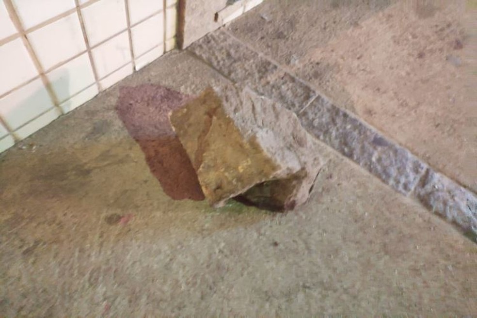 Pedra usada para agredir homem em Muriaé, na Zona da Mata mineira  — Foto: Reprodução/Rádio Muriaé 