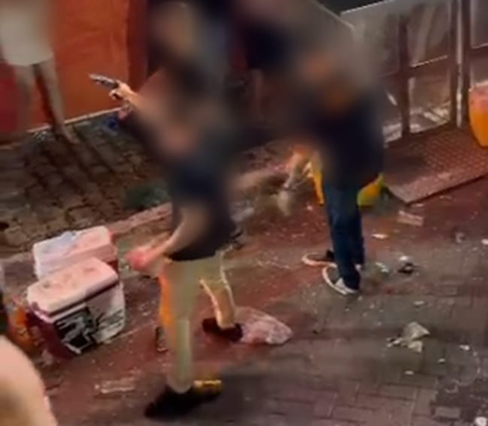 Homem aponta arma para outro durante briga no interior do RN — Foto: Reprodução