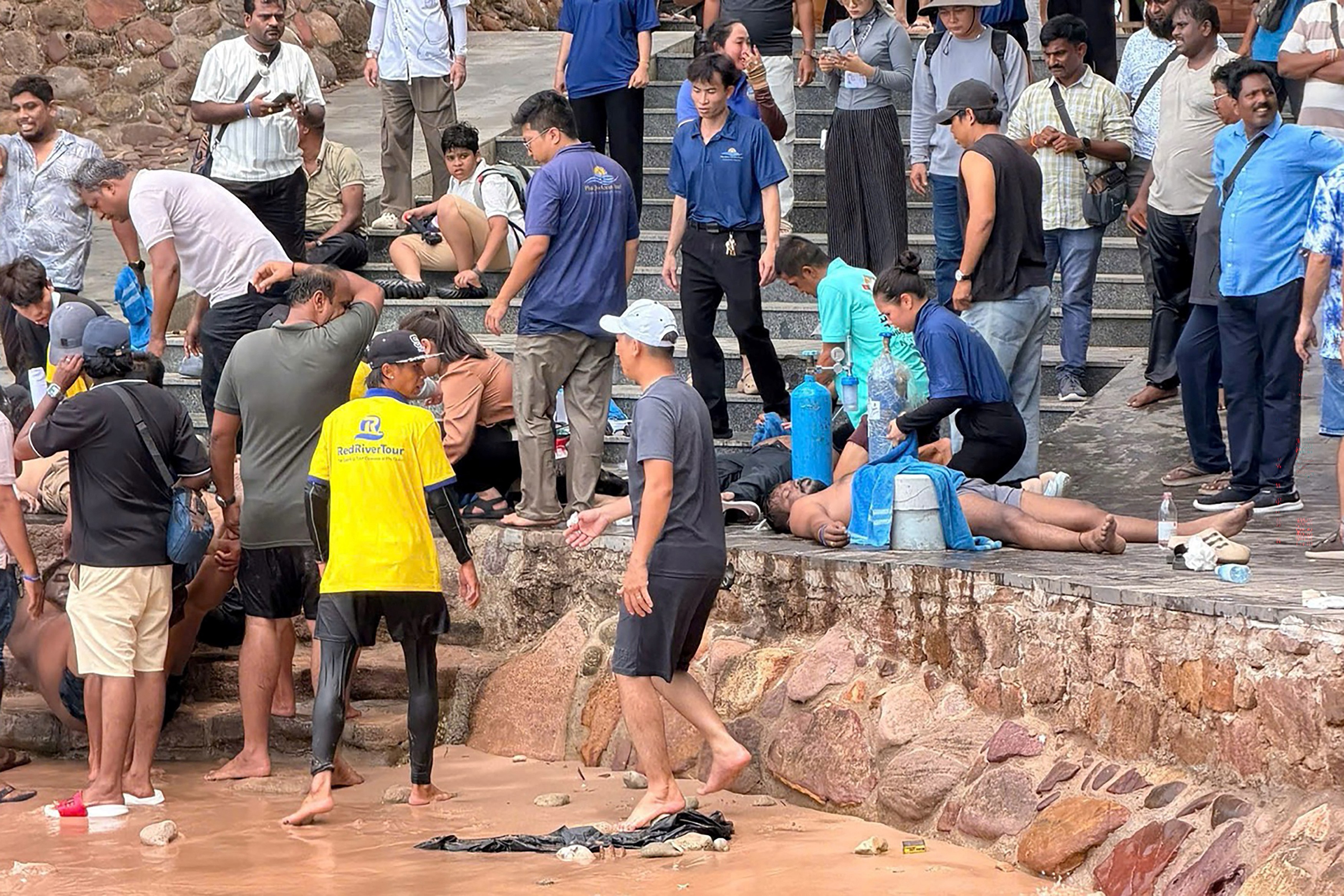 Barco com turistas indianos afunda no Vietnã e deixa 15 mortos