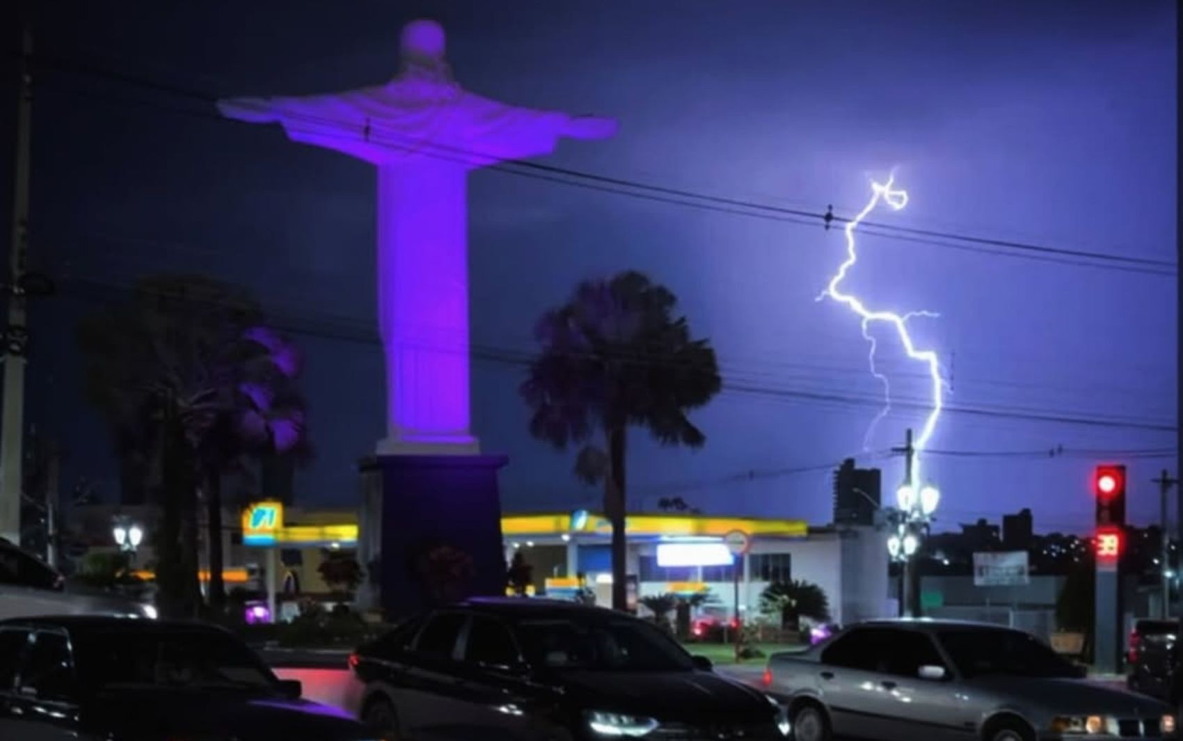 Foto de raio ao lado de imagem de Cristo Redentor de Rio Verde impressiona