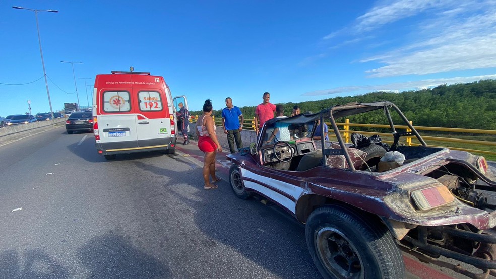 Motorista foi socorrido após ficar ferido em capotamento de buggy, na Ponte Newton Navarro, em Natal — Foto: Francielly Medeiros/Inter TV Cabugi