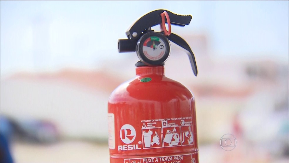Extintor pode ajudar a conter princípio de incêndio — Foto: Rede Globo