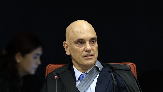 Moraes determina investigação de juiz que mandou soltar homem que quebrou relógio no 8 de janeiro -