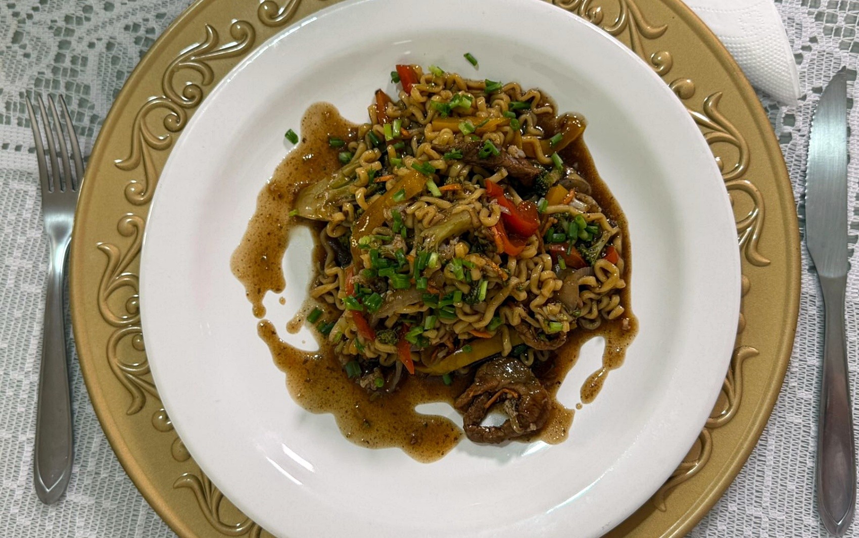 Gastronomia da Copa: aprenda a preparar um yakisoba para torcer pelo Brasil contra o Japão
