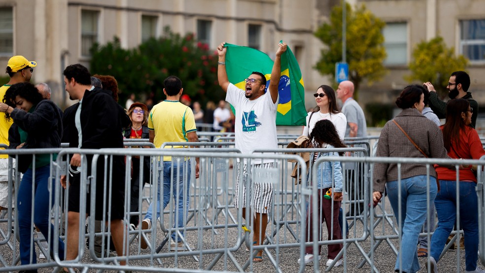 Brasileiros formam fila para votar em seção eleitoral de Lisboa, capital de Portugal, no dia 25 de outubro de 2026 — Foto: Filipe Amorim/AFP