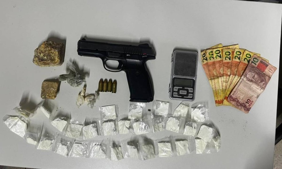 Armas e drogas foram apreendidas com os suspeitos que morreram em Sento Sé — Foto: Divulgação/PM