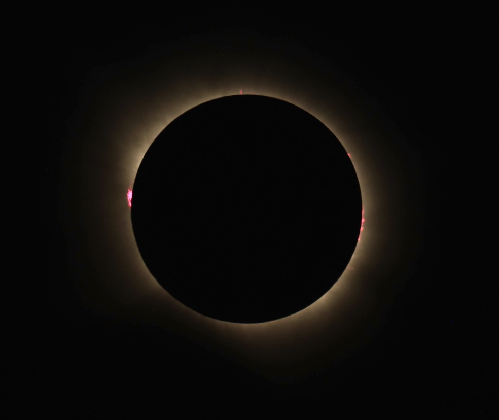 Eclipse solar total visto de Castrojeriz, no norte da Espanha, nesta última quarta-feira (12). — Foto: Kiko Fairbairn / @kikofairbairn