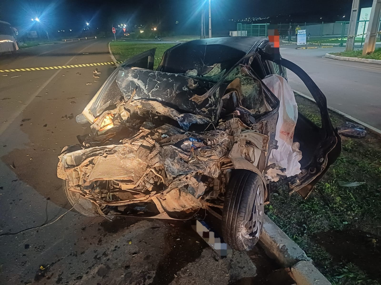 Motorista de carro morre após entrar na contramão em rodovia e bater em ônibus com estudantes universitários