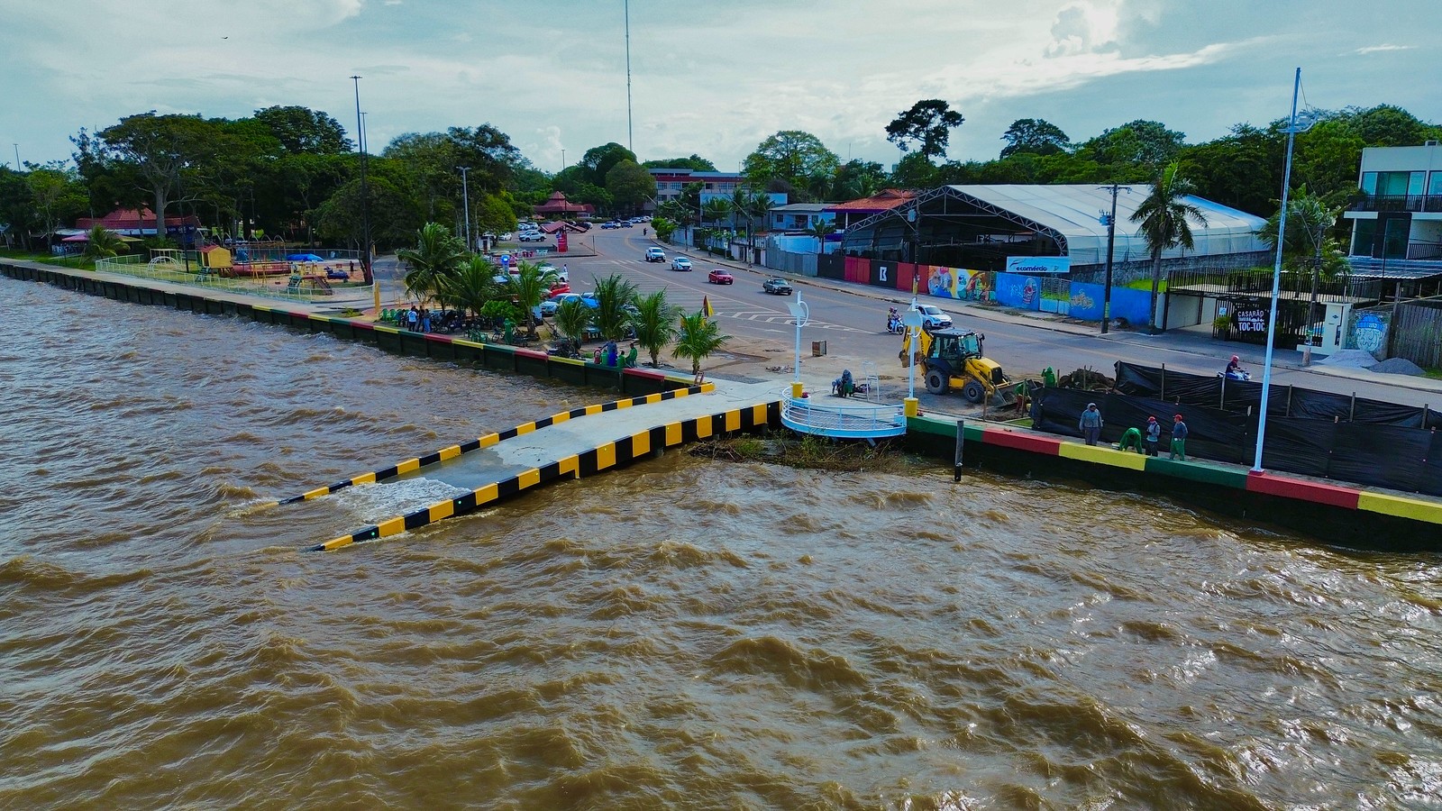 Homem se afoga na Rampa Náutica de Macapá e bombeiros fazem buscas no Rio Amazonas