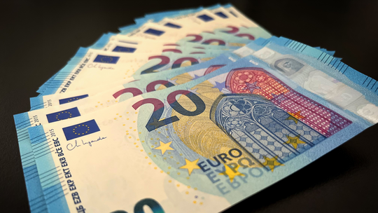 Ministros das Finanças da UE apoiam adoção do euro pela Bulgária a partir de 2026