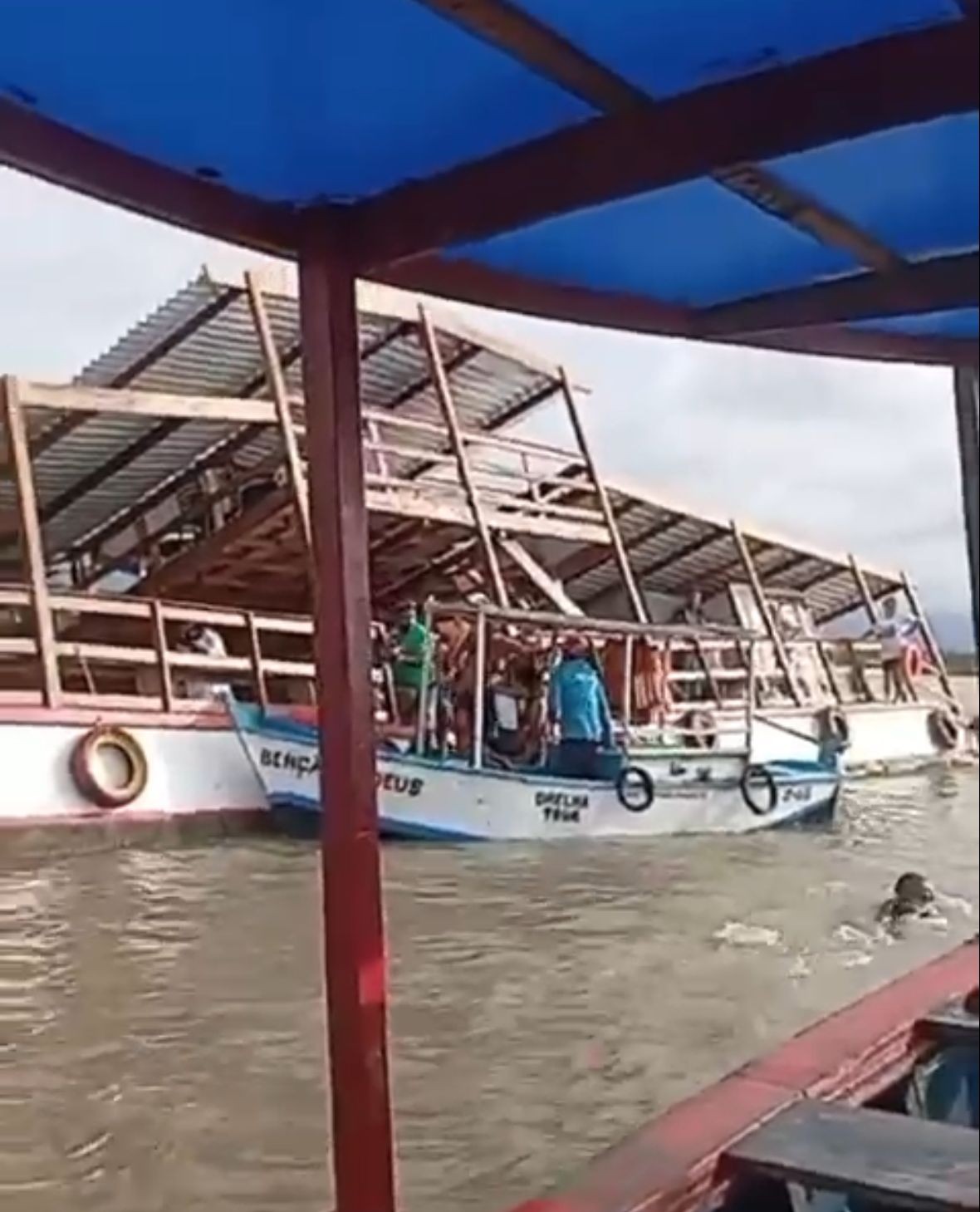 VÍDEO: Restaurante flutuante naufraga em Raposa, no MA; não há feridos 