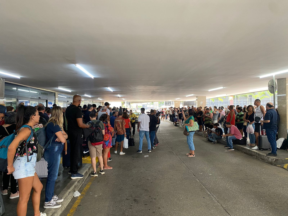 Passageiros aguardam na Rodoviária do Rio — Foto: Thaís Espírito Santo/g1 Rio