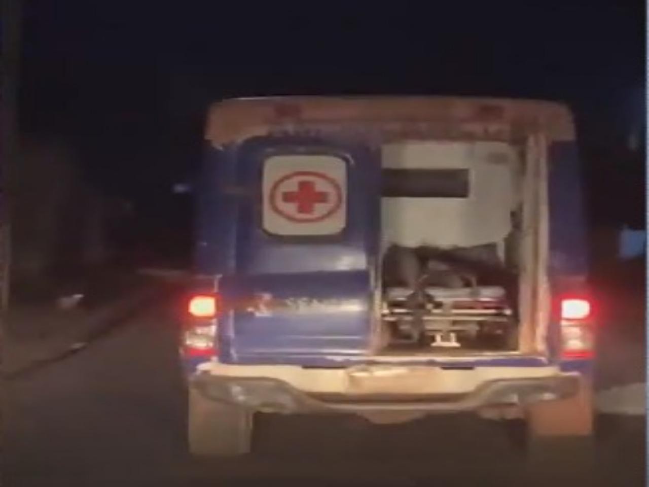 
Porta de ambulância se abre durante transporte de paciente no interior do Maranhão
