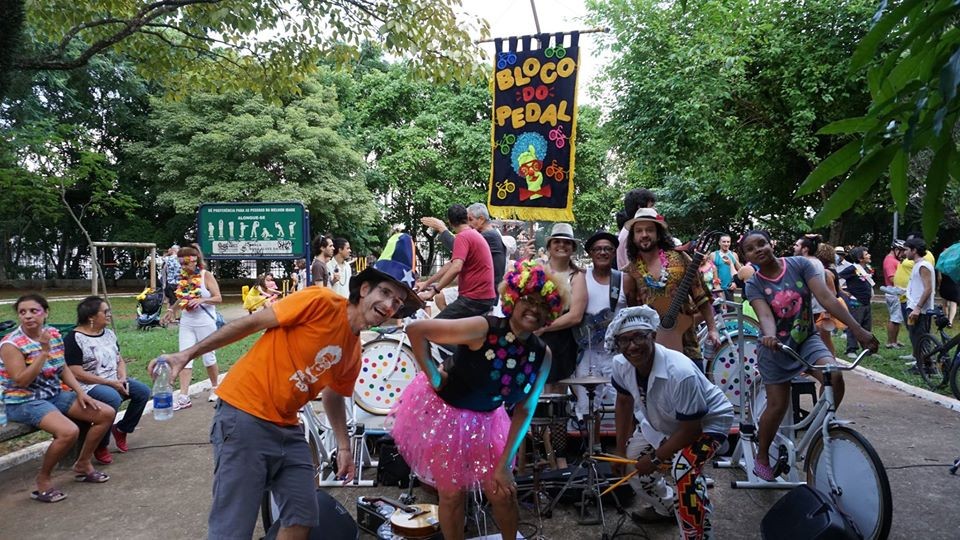 Blocos de SP colocam foliões para pedalar e retirar lixo de represa e levam conscientização ambiental para o pré-carnaval