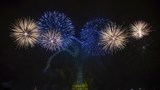 VÍDEO: Torre Eiffel ganha as cores do Brasil durante celebração do Dia da Bastilha na França