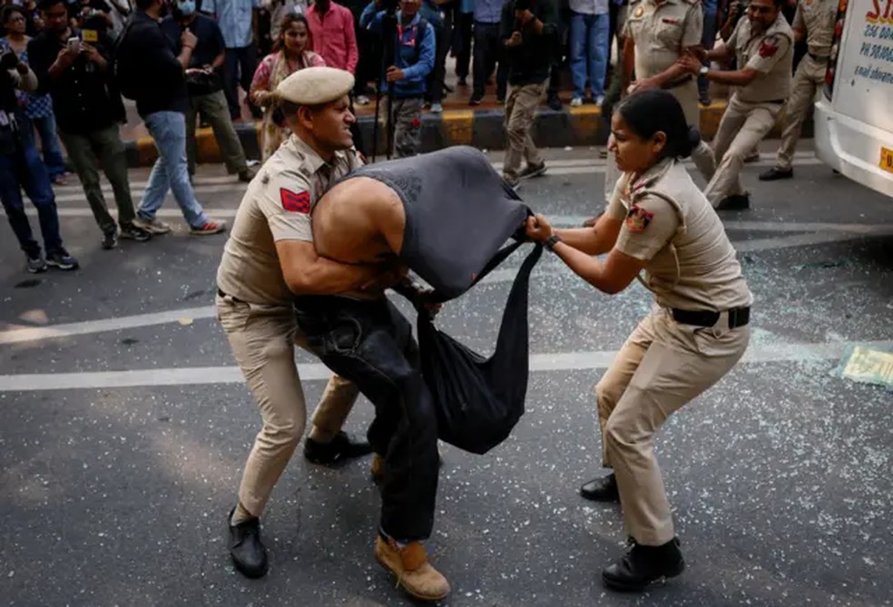 Relatos da imprensa indicam que cerca de 7.000 pessoas foram detidas em Déli no sábado — Foto: Reuters via BBC